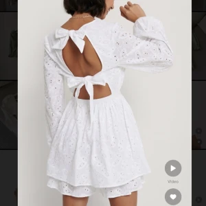 Studentklänning - Vit klänning från nakd, slutsåld. Aldrig använd endast provad. Storlek 34 men passar även dig som brukar bära s. ☺️ Nypris: 639kr