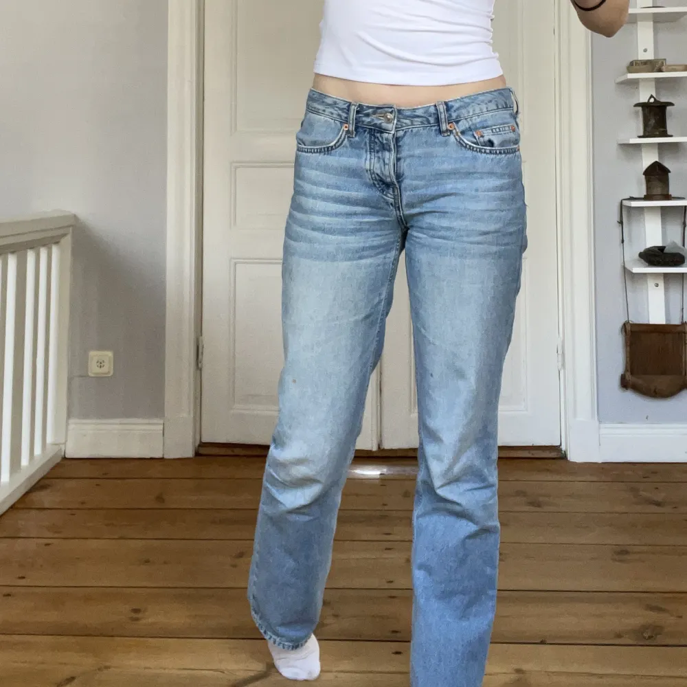 jättesköna jeans med låg midja💗tyvärr för små i midjan och för korta på mig som är 172, väl använda men jag hittar inga skador. Jeans & Byxor.