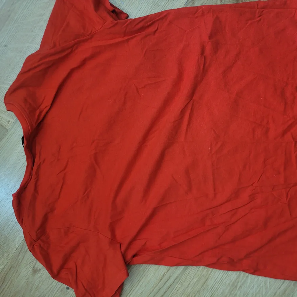 Röd teöja feån Zara använd en gång för utklädnad strl S. T-shirts.