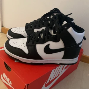 Nike dunk höga sneakers - Använt endast ett fåtal gånger. Nyköpt skick i storlek 36,5. Funkar även om man har storlek 37. 