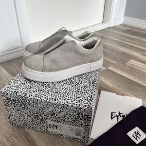 Eytys skor - Eytys skor, storlek 37, väldigt bra skick, köpta på eytys egen hemsida för 1800kr.                                  Perfekta både till vår, sommar, höst och passar till allt!💞Låda, dustbag osv ingår självklart!!  ❗️Köparen står för frakt (inte gratis)