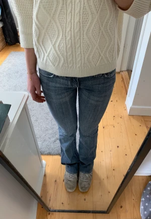 Lågmidjade jeans! - Super snygga jeans från see thru soul med super snygga fickor bak! Storlek 26 och skulle säga att de passar xs. Använda men inga tydliga defekter, skriv för fler bilder💓💓 lågmidjade!