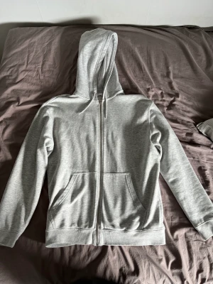 Grå Weekday Zip-Hoodie  - Grå weekday zip-hoodie i storlek S. Toppenskick 👍🏻