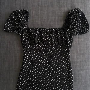 Prickig midiklänning - Fin prickig klänning. Lite längre i modellen, går ner över knäna. Aldrig använd, prislapp kvar. Hör av er vid frågor!🤍