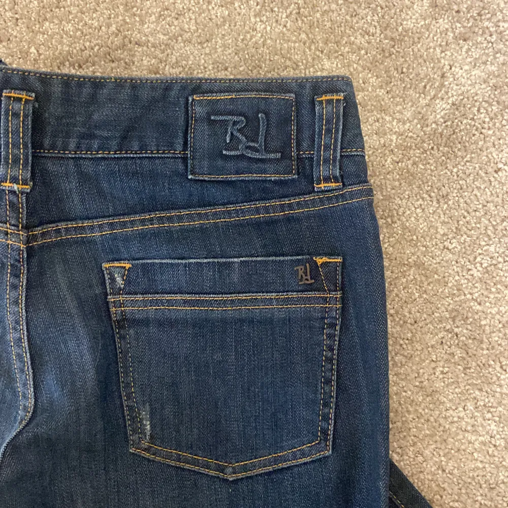 Ett par lågmidjade jeans från bondelid i en mörk tvätt. ”Bodil flare” är modellen och passar mig som är 170 cm, sprättade längst ner💕Hör av er för fler bilder eller mått. Köparen står för frakt. Jeans & Byxor.