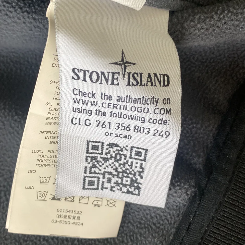 Stone island jacka. Ny pris ca 5500-7000 Använd ett tag. Äkta vara! Tunnare jacka som är perfekt nu till vår, sommar och funkar även på hösten. Marinblå/Svart Pris kan diskuteras Storleken är M men passar S också.. Jackor.