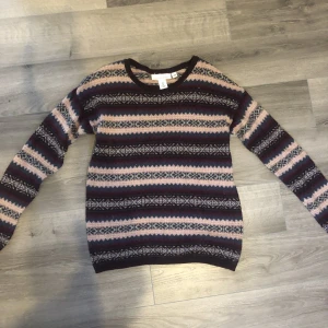 Stickad tröja - Stickad mönstrad tröja från H&M