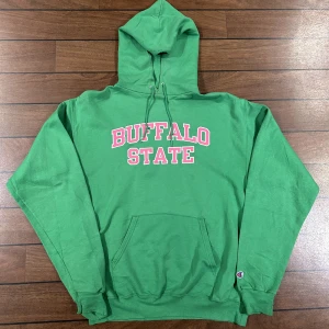 Champion Buffalo State Hoodie - Snygg vintage Hoodie i storlek M! Bara att skriva om du undrar över något🙏