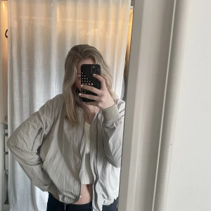 Bomberjacka  - Beige bomberjacka, super cool och skön. 💕💕