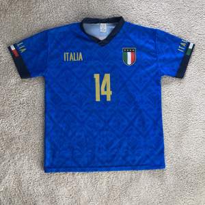 Italienska fotbollslandslagets tröja med Chiesa på ryggen.