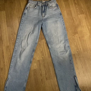 Jeans - Jeans från ginatricot med slits ner till! Knappt använda, dom passa perfekt på mig som är 170 lång strl 34😊