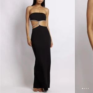 Klänning - Superfin klänning från meshki. Har slits i bak. Jag är 170 cm lång som referens. Perfekt till balen. Superfint skick! Nypris ligger kring 2000kr + frakt och ev tull. Om fler är intresserade blir det budgivning. Köp direkt för 700kr💕