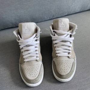 Air Jordan 1 - Storlek: 42 Knappt använt, dem har blivit för små för mig 