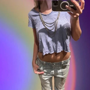 Tshirt - Så snygg tshirt med världens härligaste blå/lila färg som jag köpt på american vintage!