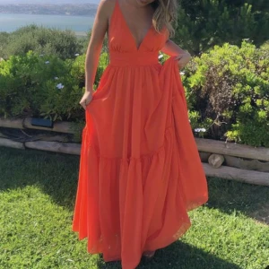 Superfin sommarklänning  - Säljer min  sommarklänning som tyvärr inte passar. Skönaste svala och mjuka materialet som passar på sommaren. Notera att de två första bilderna inte är samma utan liknande. Sista bilden är på min. Har fler bilder och info, kom privat!