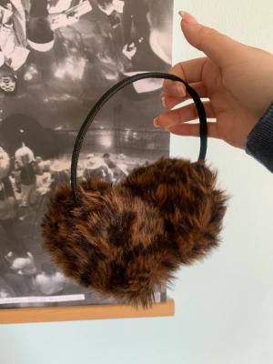 Leopard öronmuffar  - Så fina leopard mönstrade öronmuffar! Ingen aning vilket märke och aldrig använda av mig💋