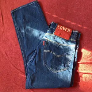 En gammal modell av baggy Levis jeans. Midjemått: 85 Innerbenslängd: 81 