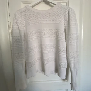 Tröja  - Supergullig tröja med mönstrade hål som detaljer över hela tröjan. Storlek M men passar S och XS pckså. 