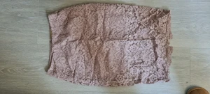 Spetskjol - Rosa kjol i spets från HM. Knälång med slits bak.  Oanvänd med lappar kvar. 