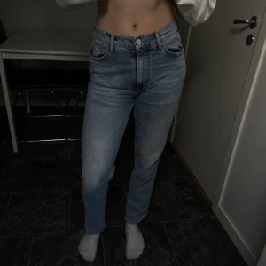 Girlfriend jeans - Snygga blåa jeans från BikBok  En liten fläck på benet, men syns knappt. Annars inga fel!