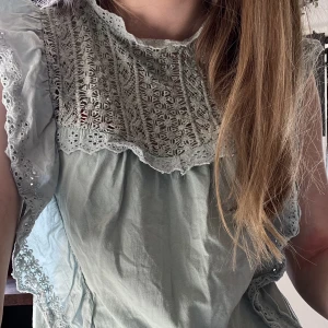 Blus - Jättefin grön/blå blus från mango nästan aldrig använd. Köpt för ca 1 år sedan ❤️ frankt ingår. ! Tryck inte på köp nu !