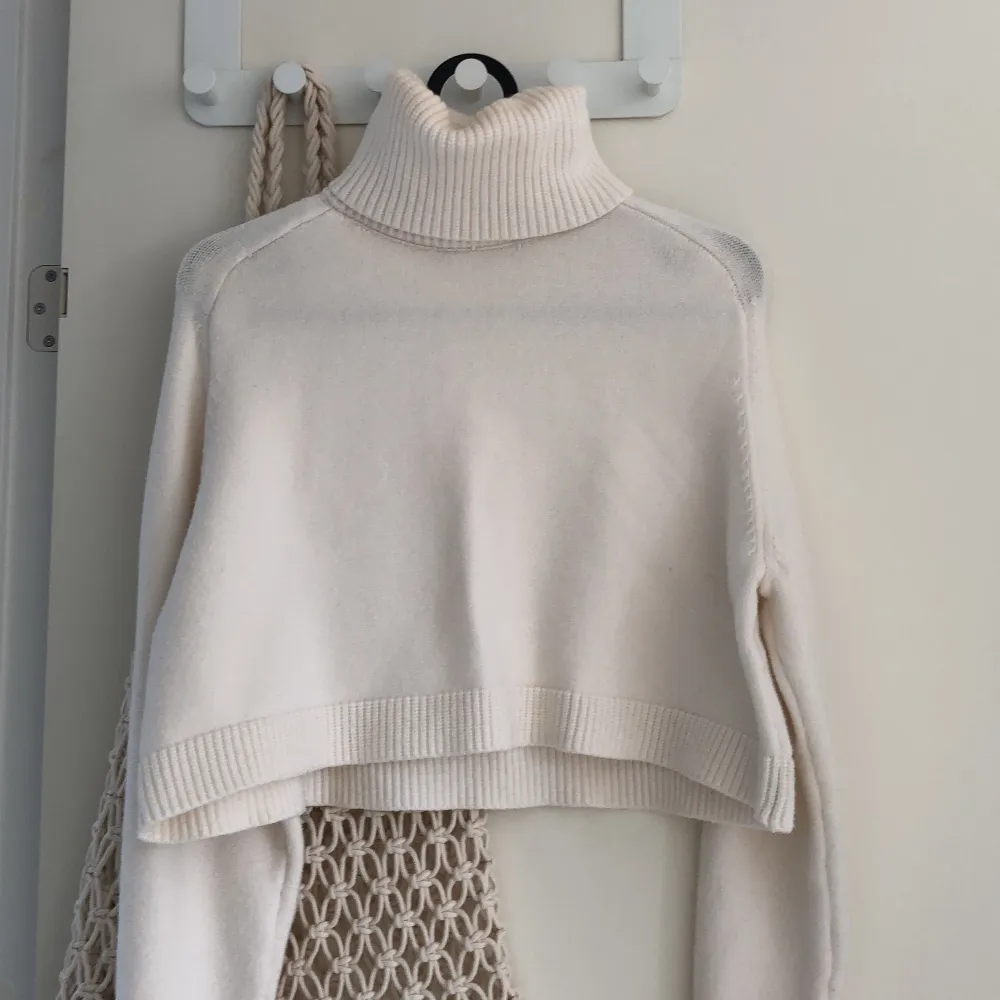 Jättesöt sweater från zara. Säljer pga att den är lite liten på mig💕Köptes för 359 kr men säljs inte längre. Pris kan sänkas. Skriv dm för mer info eller bilder☺️. Stickat.
