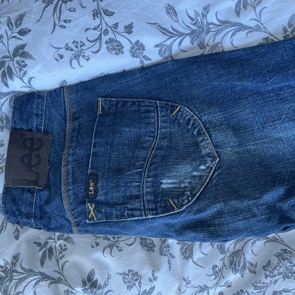 Säljer ett par low waist vintage Lee jeans (skinny) Det står ingen strl på dom men jag skulle säga att dom är strl W25 L33. Passar mig som är 162 cm. Jeans & Byxor.