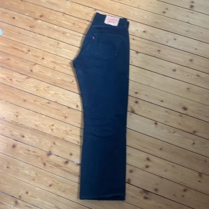 Levis 501 - Ett par svarta Levis 501. Dom var lite små. Skulle säga att dom är som ett par 31 33 och inte 32 34.
