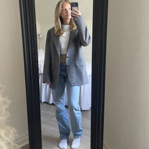 Grå kavaj  - Säljer en superfin grå kavaj från dressman (köpt på Sellpy) i storlek 50 men sitter oversize på mig som i vanliga fall har S😊Säljer då jag köpte flera och valde en favorit!