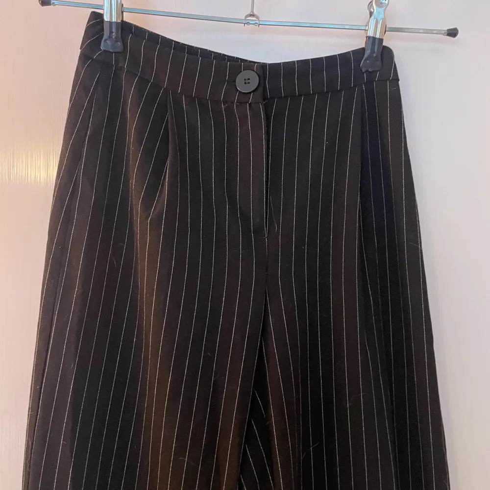 Jättefina randiga kostymbyxor från bershka! midja: 62cm innebenslängd: 77cm 🌹. Jeans & Byxor.
