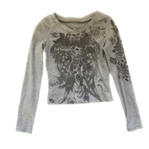 Y2k tröja - Grå jätte snygg tröja som tyv inte kommer till användning och är lite för liten. Står att den är storlek M men skulle mer säga att den är som S