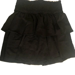 Jättesöt volangkjol - Jättefin volangkjol endast använd cirka två gånger så de inte min stil längre. Nyskick och om du har några frågor är de bara att skriva💕💕💕