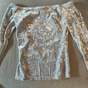 Fin tröja  - Väldigt fin tröja säljer pga ingen användning väldigt bra skick,OM DU ÄR INTRESSERAD TRYCK INTE PÅ KÖP KONTAKTA FÖRST 🫶🏻