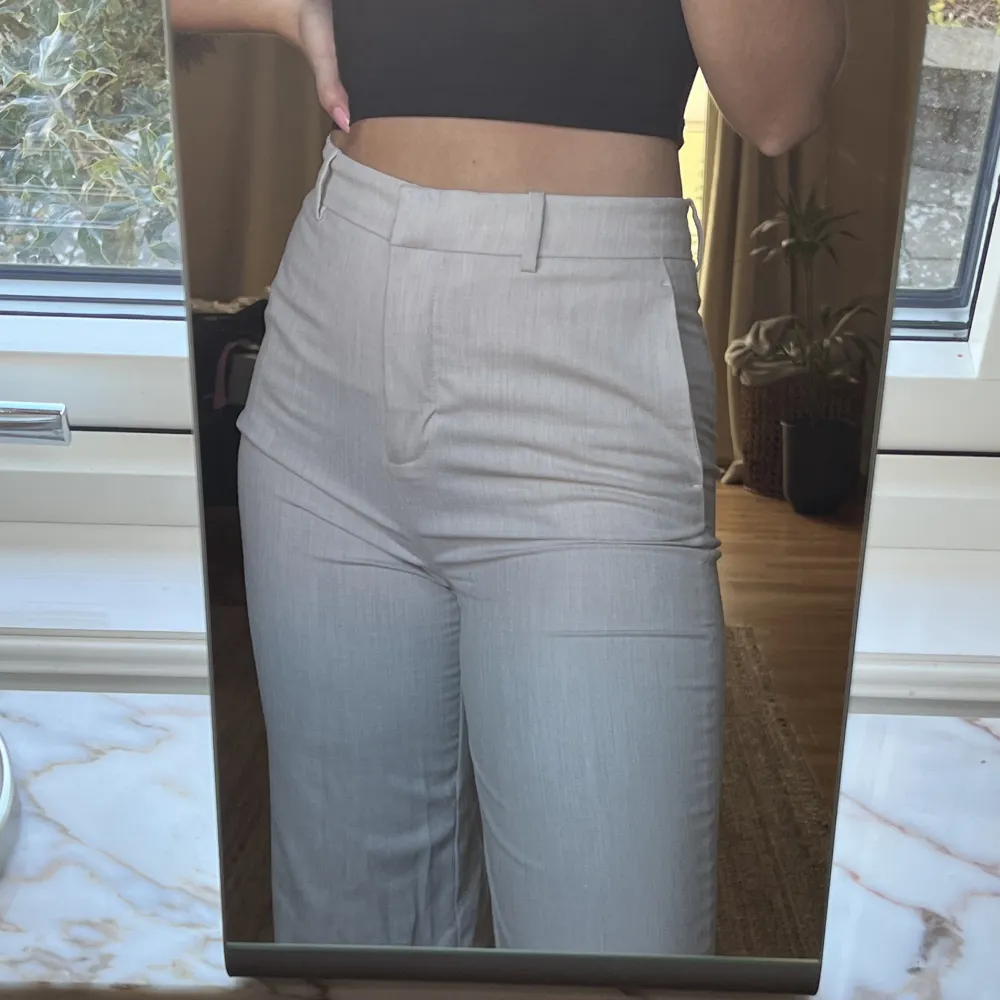 Beige kostymbyxor köpta här på Plick. Något korta och tighta på mig som är 180cm, men annars jätte fina! Bara att höra av sig om man vill ha fler bilder :)). Jeans & Byxor.