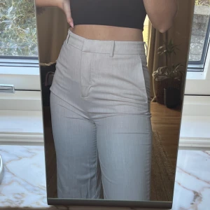 Kostymbyxor  - Beige kostymbyxor köpta här på Plick. Något korta och tighta på mig som är 180cm, men annars jätte fina! Bara att höra av sig om man vill ha fler bilder :))
