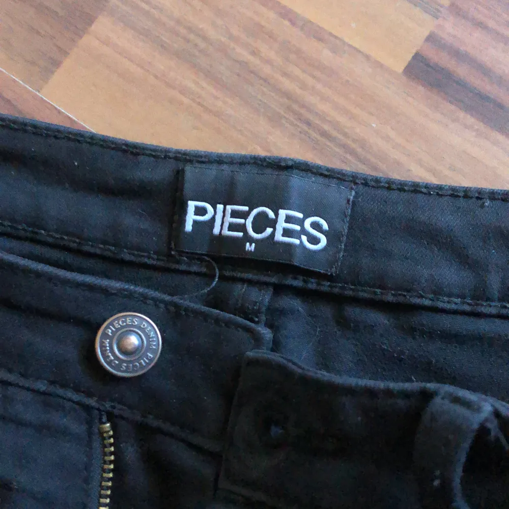 svarta jeans ifrån pieces i storlek M. fint skick fortfarande och inte så mycket använda om jag minns rätt.. Jeans & Byxor.
