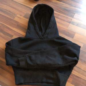 en svart hoodie i storlek M. den är nopprig på armarna speciellt men det kan nog gå och fixa på något sätt om man vet något trix. 
