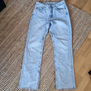 Jeans med slits. Strl. 38 - Mycket fint skick. Slits på insidan av benen. 