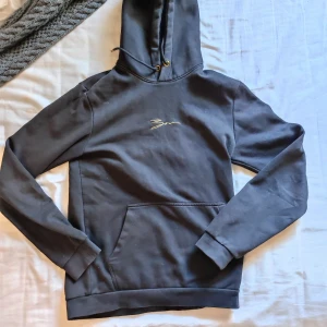 Svart hoddie  - Från Zalando, sälja för att den är för liten för mig, svart, small, skön,