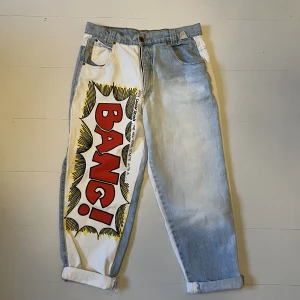 Baggy patchwork jeans - Säljer mina såå coola ”BANG-byxor”. Har tyvärr nästan aldrig använt dem. Köpt på Pop butik och de verkar ha varit något remaking projekt som de har gjort. Har tyvärr flera defekter kring trycket som jag gärna skickar bild på. Skriv gärna prisförslag💥
