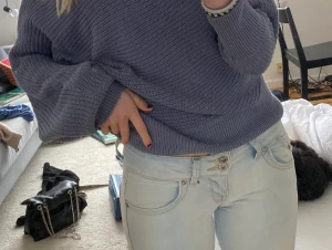 LTB jeans low waist - Säljer mina super fina LTB jeans som är low waist. Super fina knappar där framme bra skick. (De är en slits där nere på jeansen).  Jag är 166 och dem går över skorna på mig! Skriv för fler bilder (har flera men man kan ha max 3).  (Inget retur)
