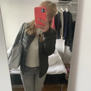Uniqlo jacka - Super super fin dunjacka från uniqlo💗💗älskade denna men kommer inte till så mycke användning längre💗tror inte denna gröna färg på jackan säljs längre men de är samma jacka som på bild två💗💗nypris är 799kr💗 