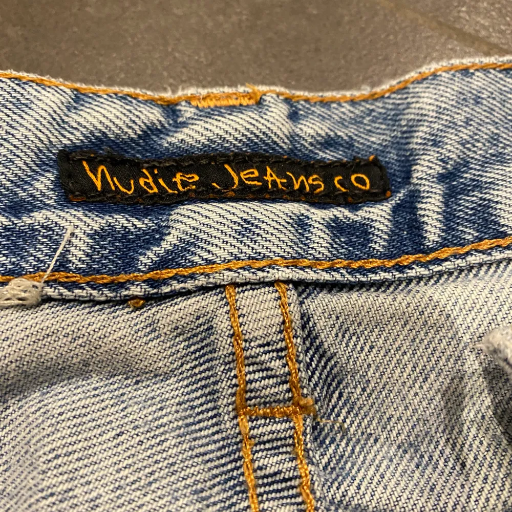 Säljer ett par bredare nudie jeans i storlek, W:30 & L:34. Jeansen är i fint skick!. Jeans & Byxor.