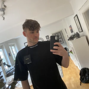 Palm angels t shirt - Helt ny endast använd för att ta bilder Pris: 1999kr (nypris ca 3000) Skick: helt ny 10/10 Storlek: XS (passar M och L) jag är 190 och bredaxlad och den passar bra