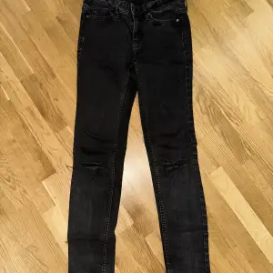 Jätte fina Calvin Klein jeans med ripped hål på varsit ben stl US 2 som motsvarar XS/34