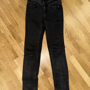 Calvin Klein ripped svarta jeans stl XS - Jätte fina Calvin Klein jeans med ripped hål på varsit ben stl US 2 som motsvarar XS/34