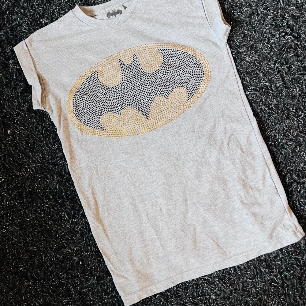 Batman T-shirt. Med 3D glitter logga.  Så gott som ny.. T-shirts.