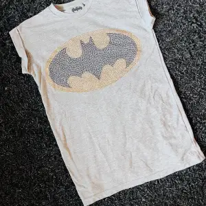 Batman T-shirt. Med 3D glitter logga.  Så gott som ny.