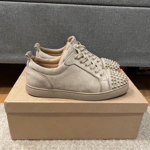 Christian Louboutin skor - Säljer nu mina Christian Louboutin junior spikes skor som är i väldigt bra skick! Skick 9/10! Dom är i storlek 41,5 men dom är stora i storleken! Har box, två dustbags, extra skosnören och extra spikar till! Dom är självklart äkta! 