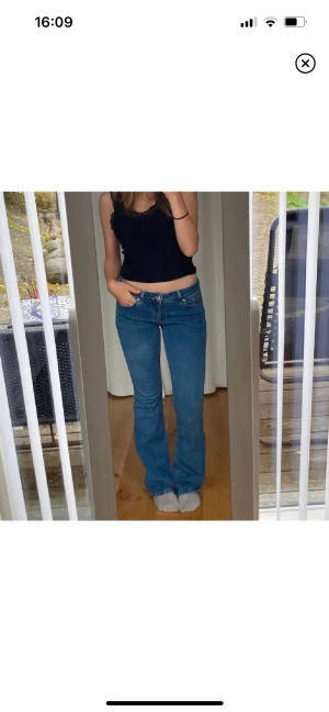 Low waist jeans  - Säljer dessa otroligt snygga Lågmidjade jeans från asos med snygga mönster på fickorna. Säljer då jag inte får användning av dem längre. Dessa är super snygga och går att styla jätte enkelt och fint. 